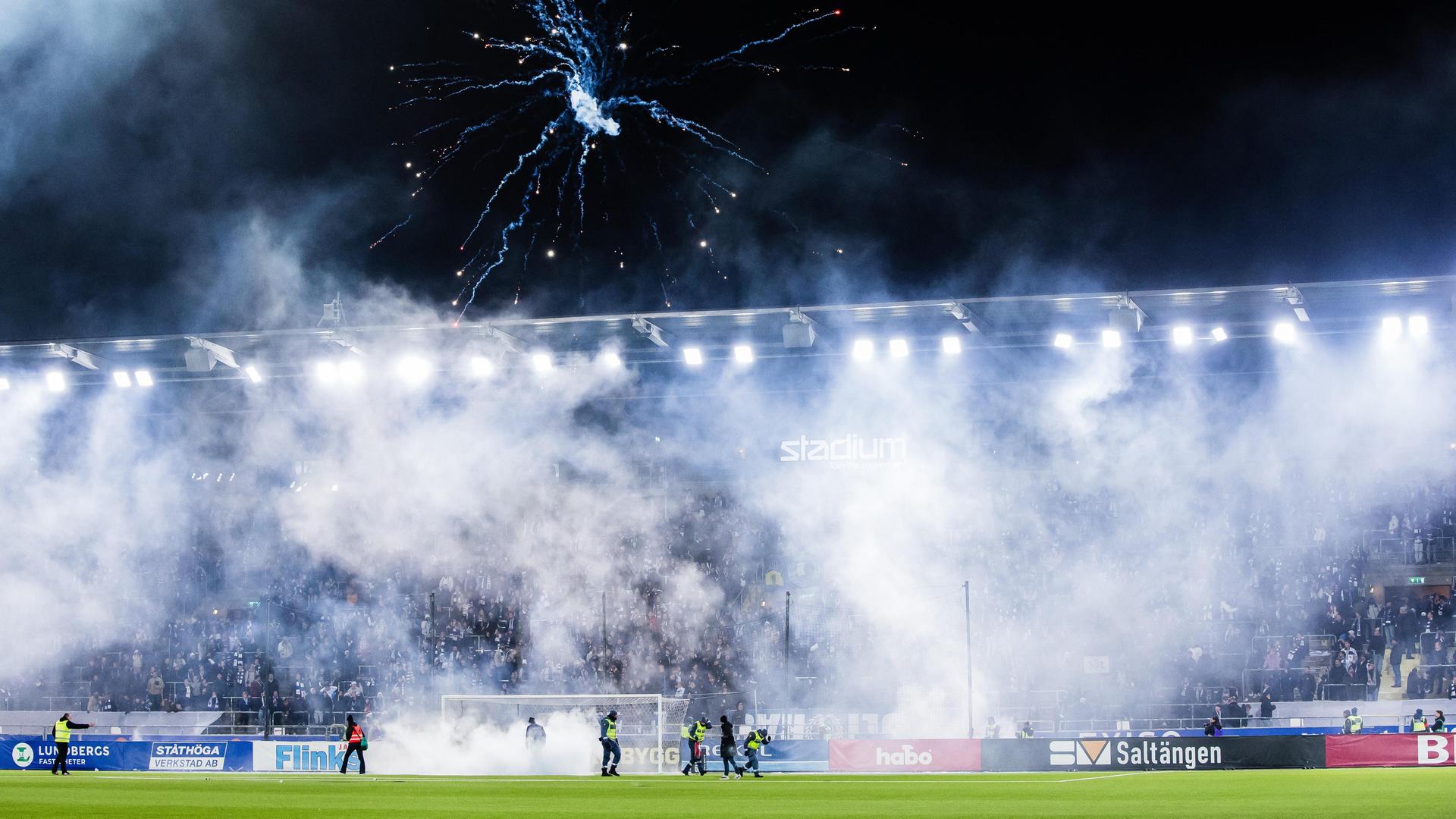 Das Stadion des schwedischen Vereins IFK Norrköping. Rauchschwaden steigen auf. Das Stadion des schwedischen Vereins IFK Norrköping. Rauchschwaden steigen auf.