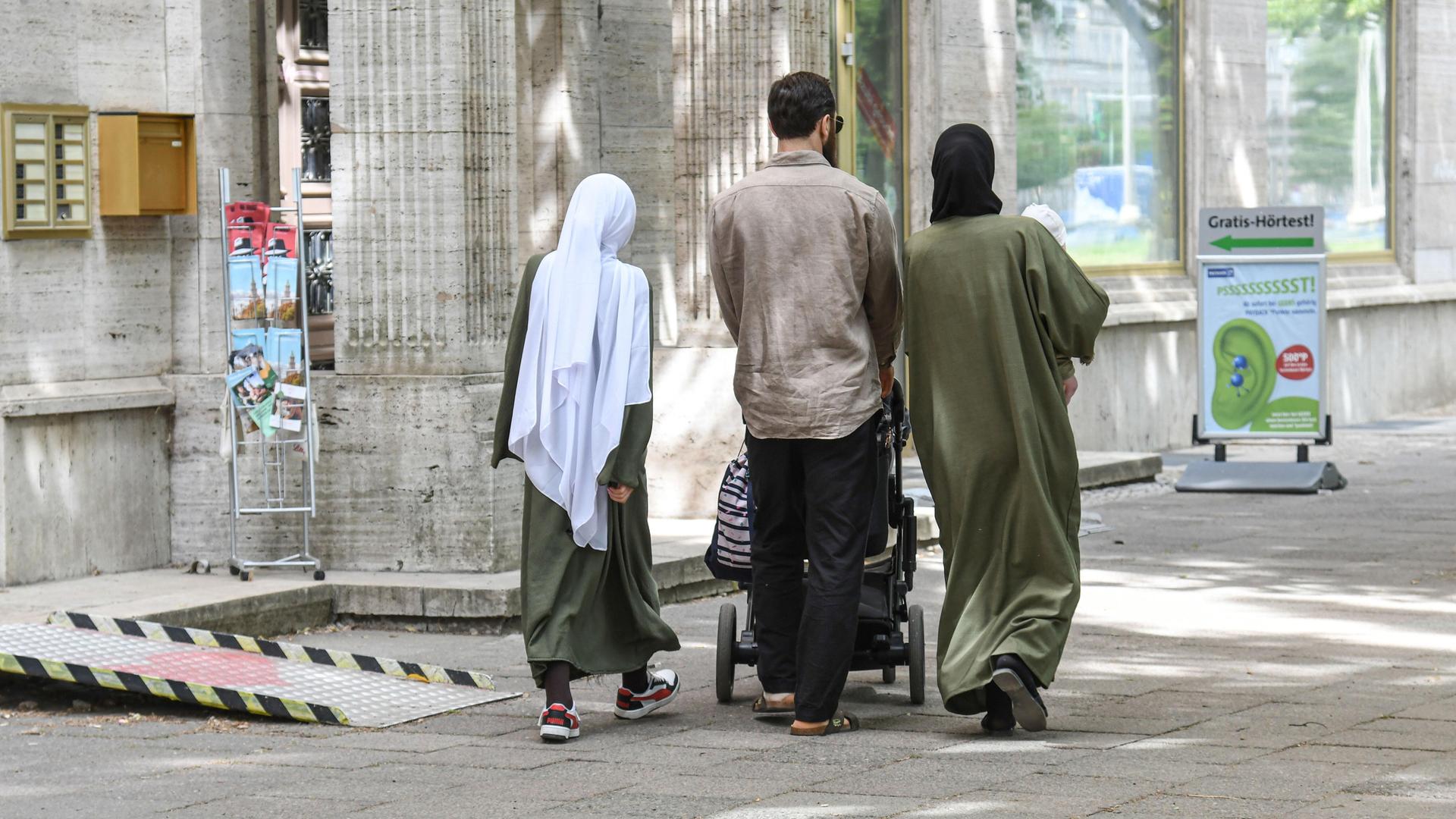 Das Foto zeigt eine muslimische Familie in Berlin. Das Foto zeigt eine muslimische Familie in Berlin.