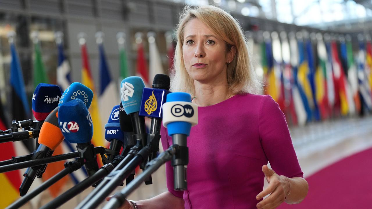 Kaja Kallas, Außenbeauftragte der Europäischen Union, spricht vor dem Treffen der EU-Außenminister mit Vertretern des Golfkooperationsrates mit Reportern.