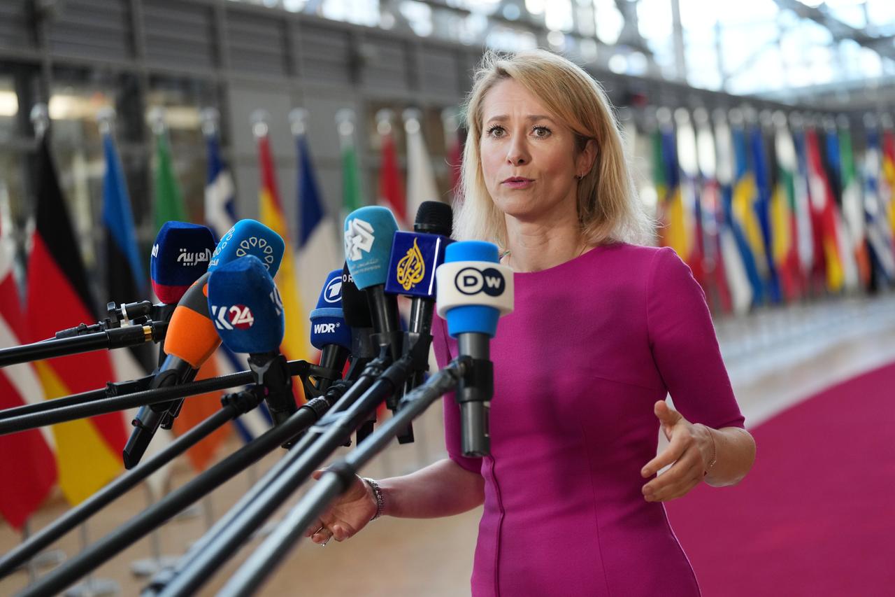 Kaja Kallas, Außenbeauftragte der Europäischen Union, spricht vor dem Treffen der EU-Außenminister mit Vertretern des Golfkooperationsrates mit Reportern.