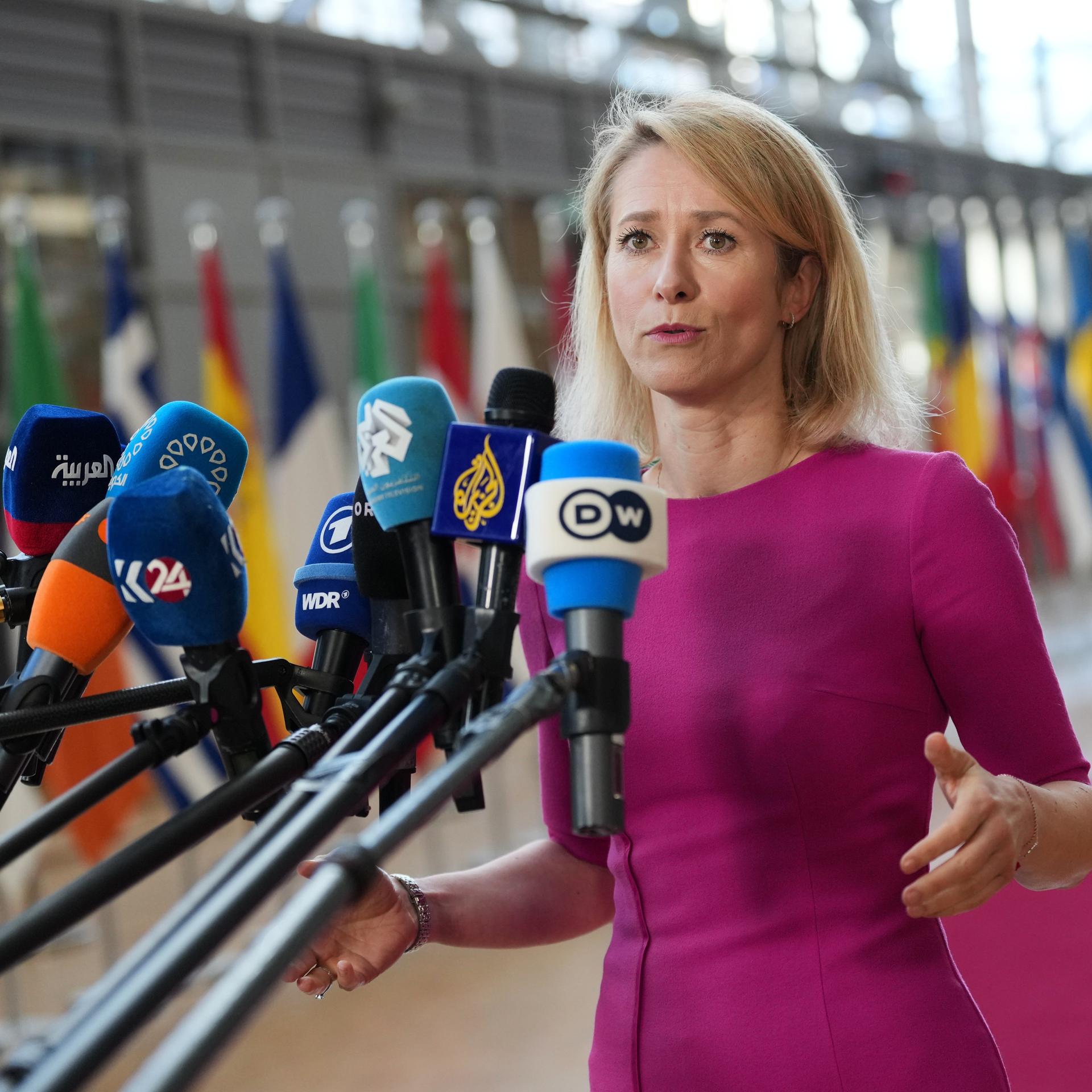 Kaja Kallas, Außenbeauftragte der Europäischen Union, spricht vor dem Treffen der EU-Außenminister mit Vertretern des Golfkooperationsrates mit Reportern.