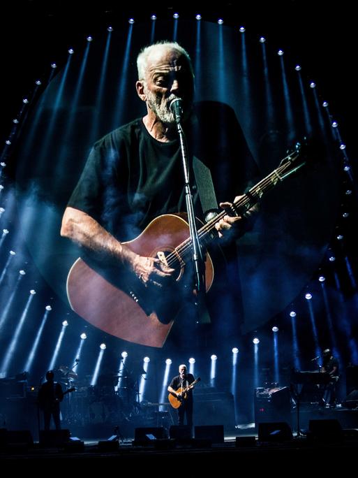 David Gilmour performt auf einer Bühne.