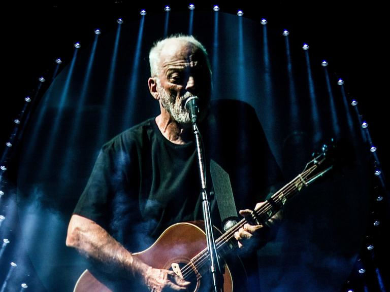 David Gilmour performt auf einer Bühne.