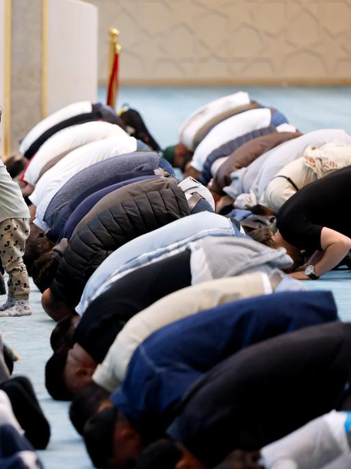 Gläubige beten beim öffentlichen Mittagsgebet in der DITIB-Zentralmoschee in Köln Ehrenfeld am 'Tag der offenen Moschee'. 