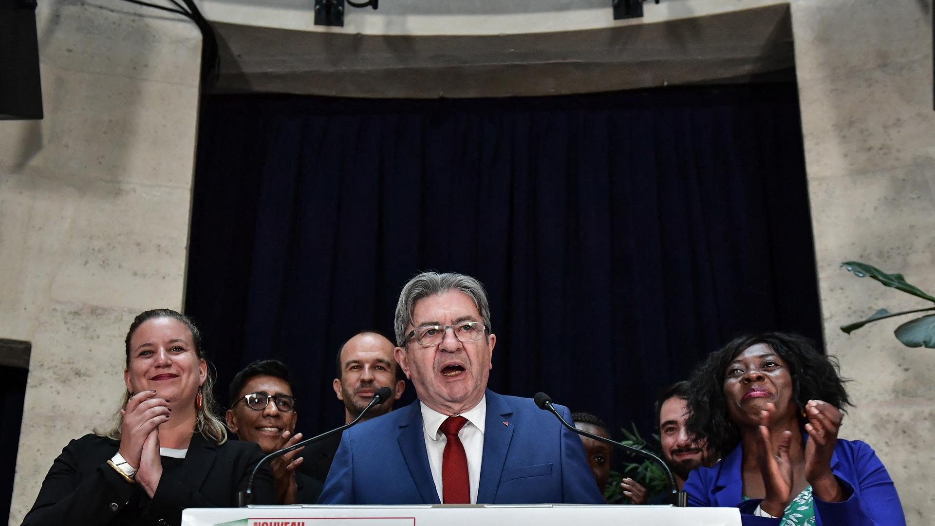 Jean-Luc Melenchon vom Linksbündnis spricht nach der Parlamentswahl in Frankreich zu Anhängern.