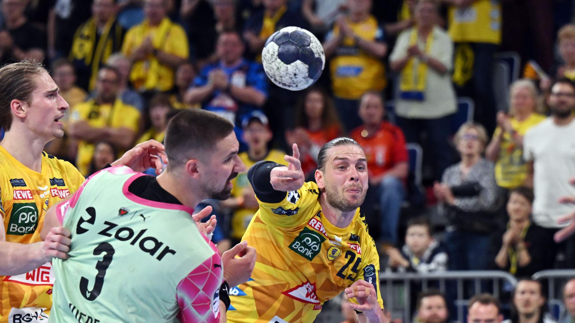 Das Bild zeigt eine Szene aus dem Handballspiel der Rhein-Neckar Löwen gegen die Füchse Berlin. Das Bild zeigt eine Szene aus dem Handballspiel der Rhein-Neckar Löwen gegen die Füchse Berlin.