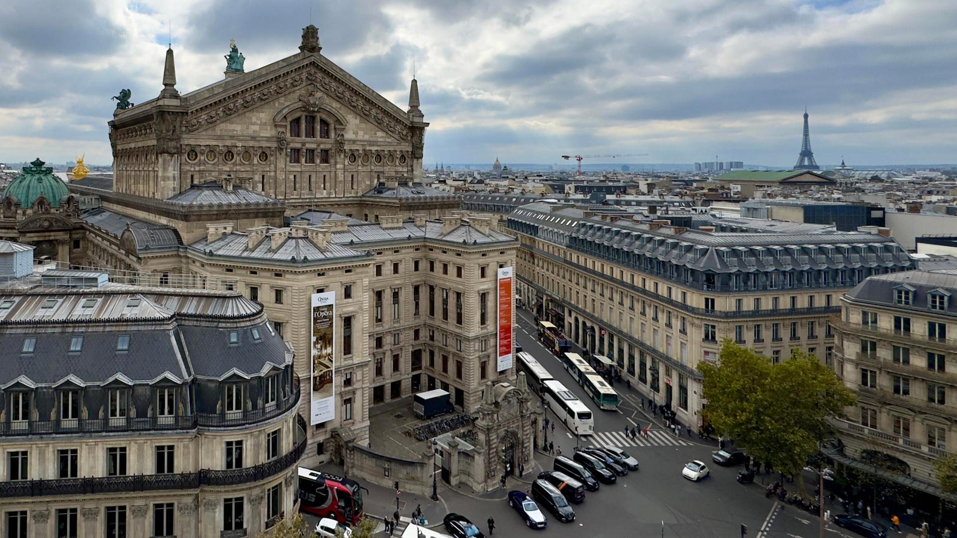 Blick auf die Pariser Oper aus der Vogelperspektive Blick auf die Pariser Oper aus der Vogelperspektive