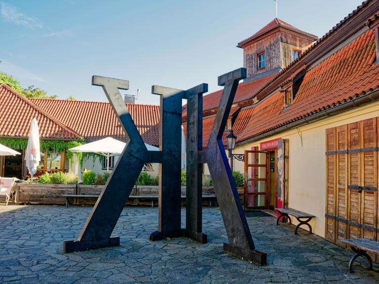 Vor dem Franz Kafka Museum in Prag steht eine Skupltur, die ein doppeltes K bildet.