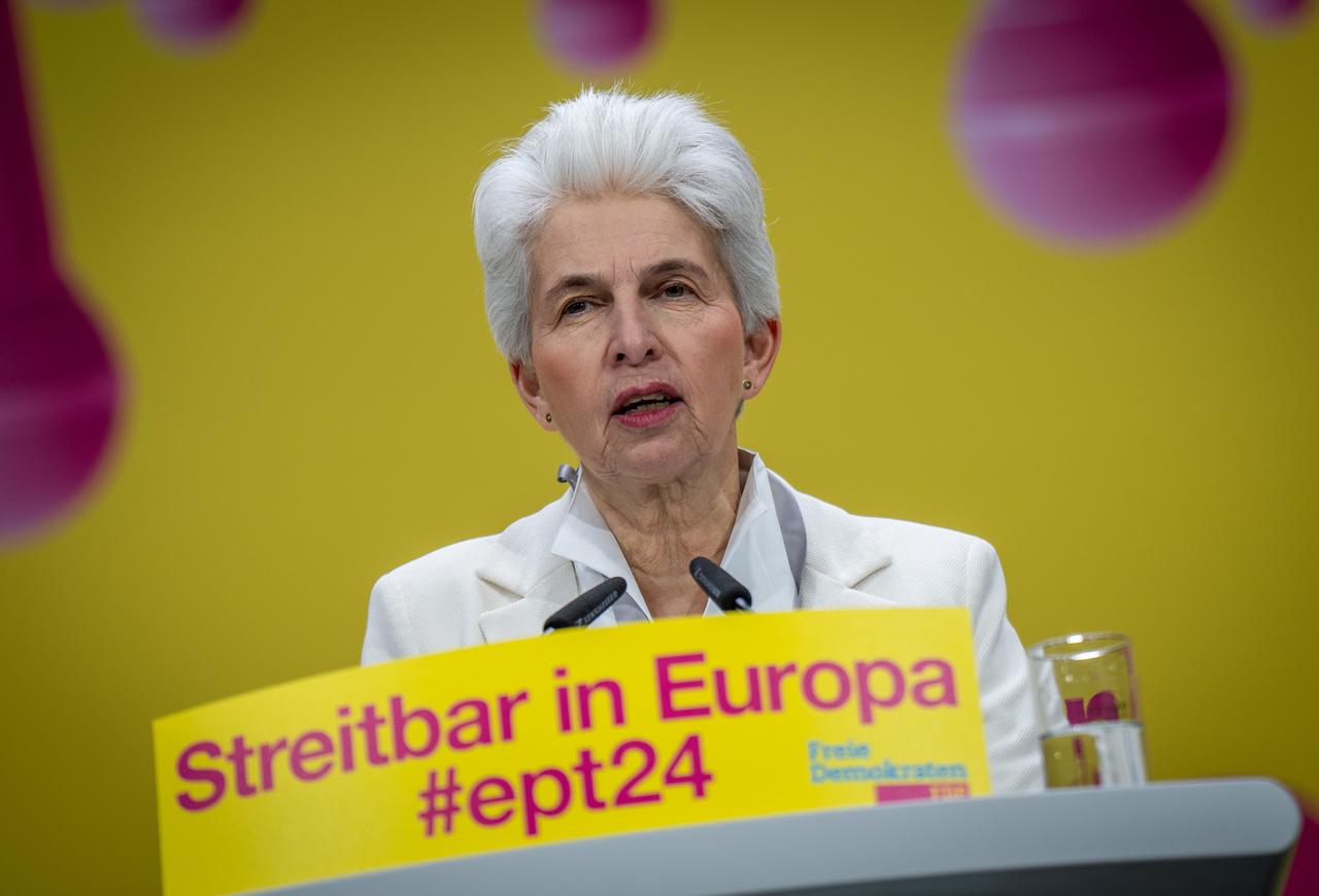 Marie-Agnes Strack-Zimmermann, (FDP), spricht bei ihrer Bewerbungsrede beim Europaparteitag der Liberalen. Die FDP will bei dem Parteitag ihre Verteidigungsexpertin Strack-Zimmermann zur Spitzenkandidatin küren.