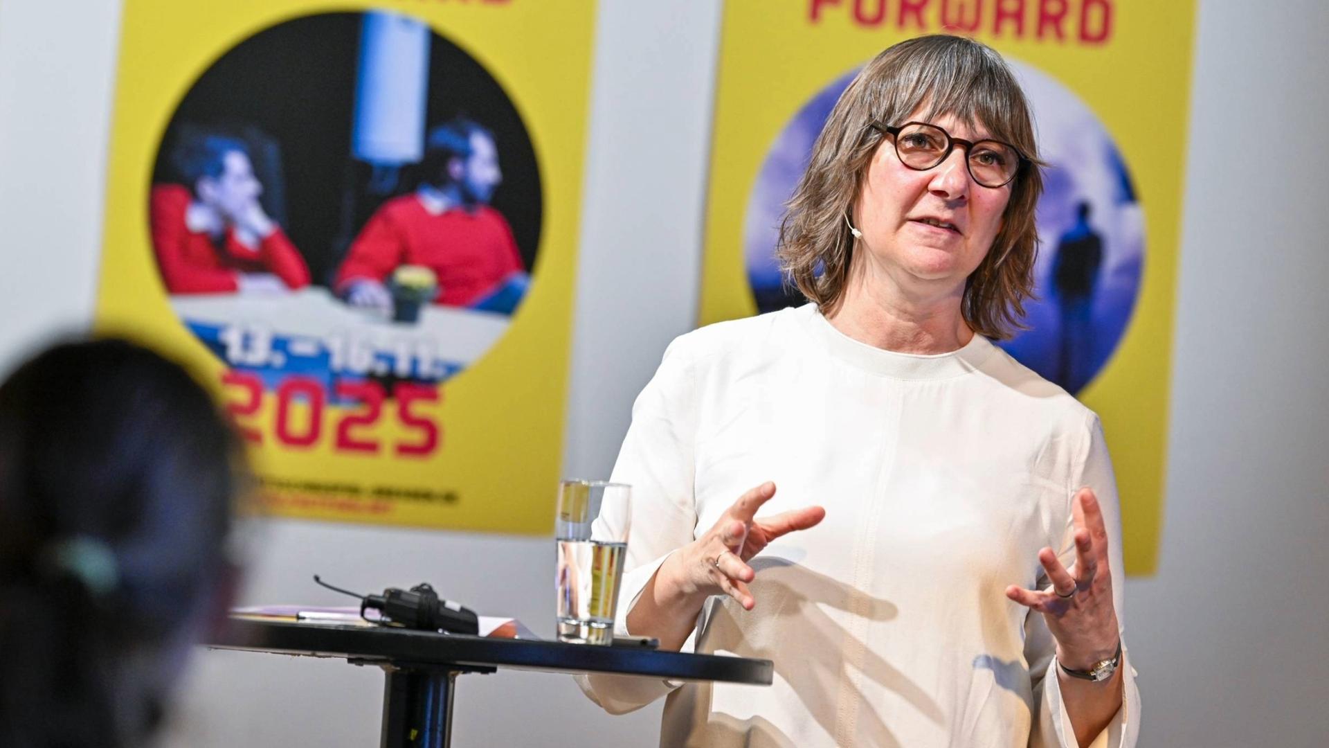 Kuratorin und künstlerische Leitung: Charlotte Orti von Havranek auf der Pressekonferenz „Fast Forward: Europäisches Festival für junge Regie”. 