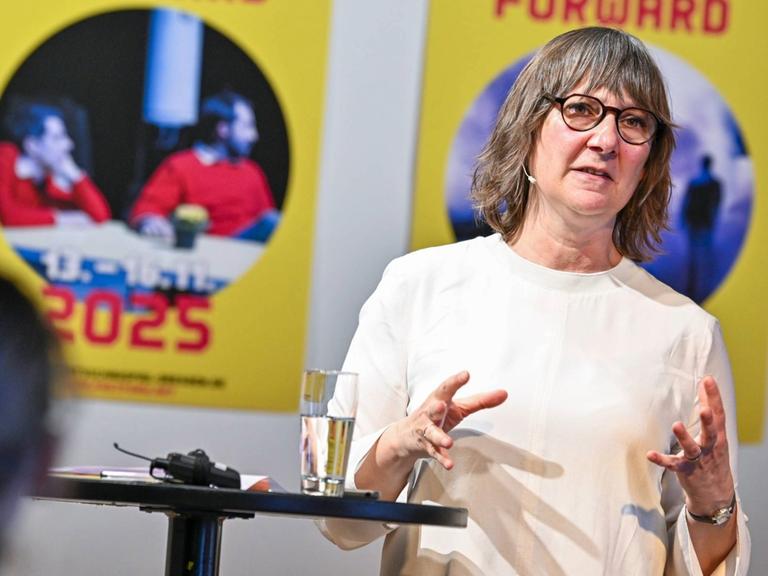 Kuratorin und künstlerische Leitung: Charlotte Orti von Havranek auf der Pressekonferenz „Fast Forward: Europäisches Festival für junge Regie”. 