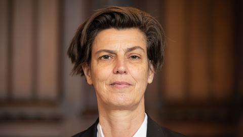 Carolin Emcke, deutsche Autorin und Publizistin, die von der Stadt Oldenburg mit dem Carl-von-Ossietzky-Preis für Zeitgeschichte und Politik gewürdigt wurde, steht für ein Porträt vor der Kamera.