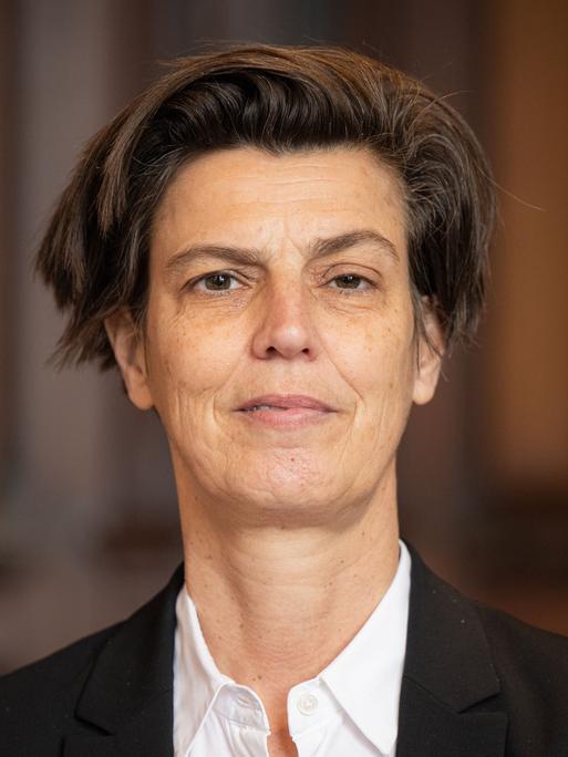Carolin Emcke, deutsche Autorin und Publizistin, die von der Stadt Oldenburg mit dem Carl-von-Ossietzky-Preis für Zeitgeschichte und Politik gewürdigt wurde, steht für ein Porträt vor der Kamera.
