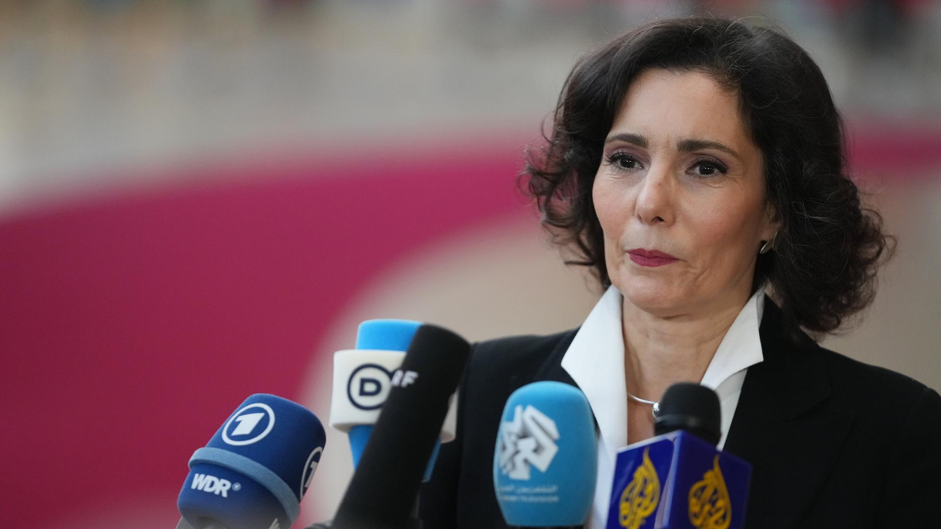 Hadja Lahbib, EU-Kommissarin für Resilienz, humanitäre Hilfe und Krisenmanagement sowie Gleichstellung, spricht in mehrere Mikrofone. 