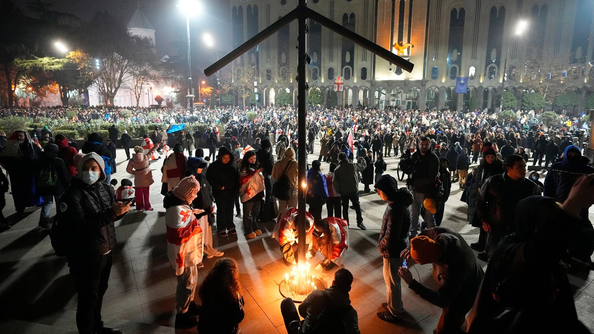 Georgien, Tiflis: Demonstranten zünden während einer Kundgebung Kerzen an, um gegen die Entscheidung der Regierung zu protestieren, die Verhandlungen über den Beitritt zur Europäischen Union auszusetzen.