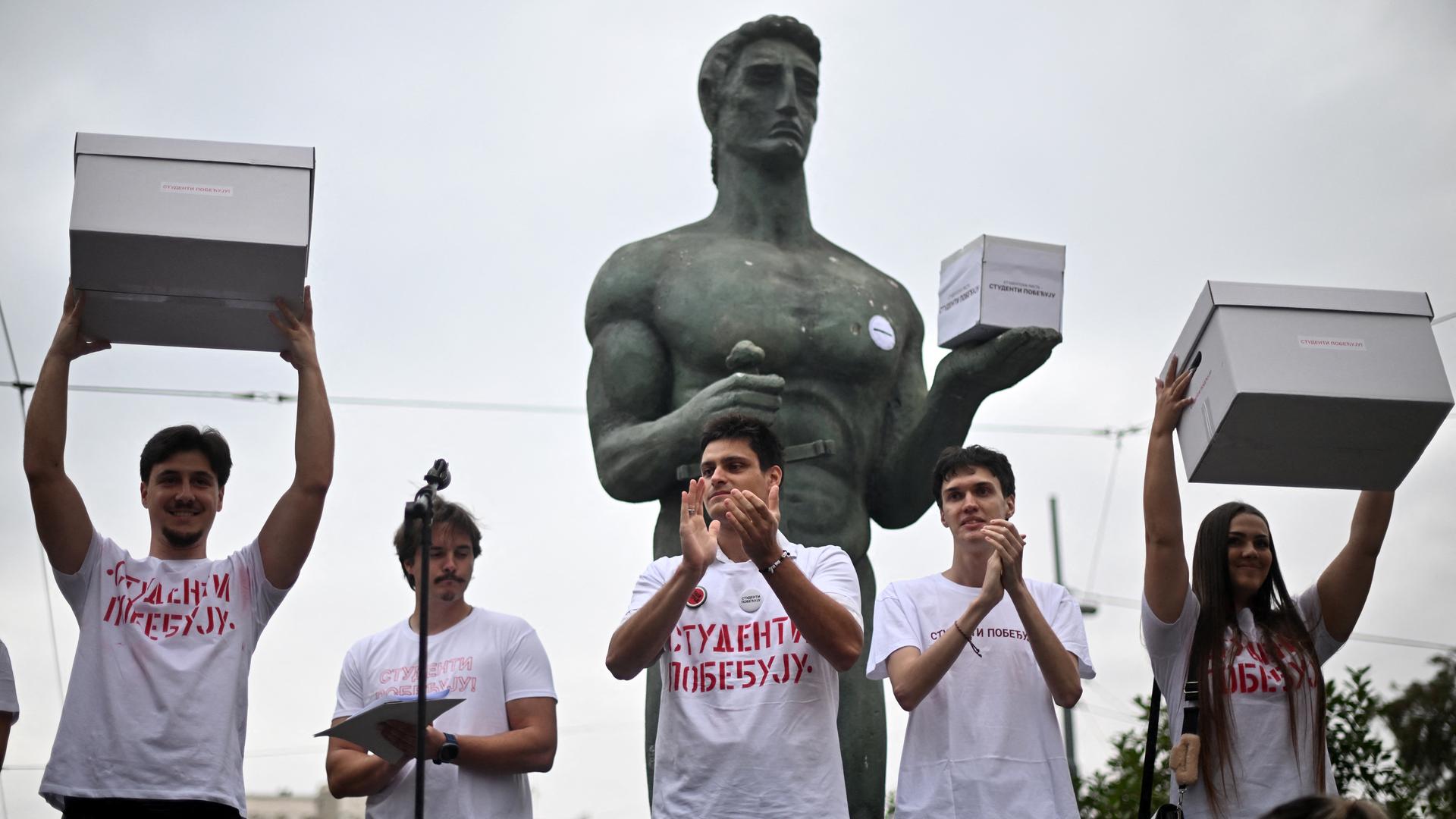 Studierende in Belgrad Kisten mit Unterschriften für die Liste „Studentenliste – Studierende gewinnen“ zur Republik-Wahlkommission 