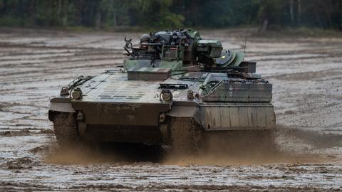 Ein Schützenpanzer der Bundeswehr vom Typ Marder fährt über ein Übungsgelände. 