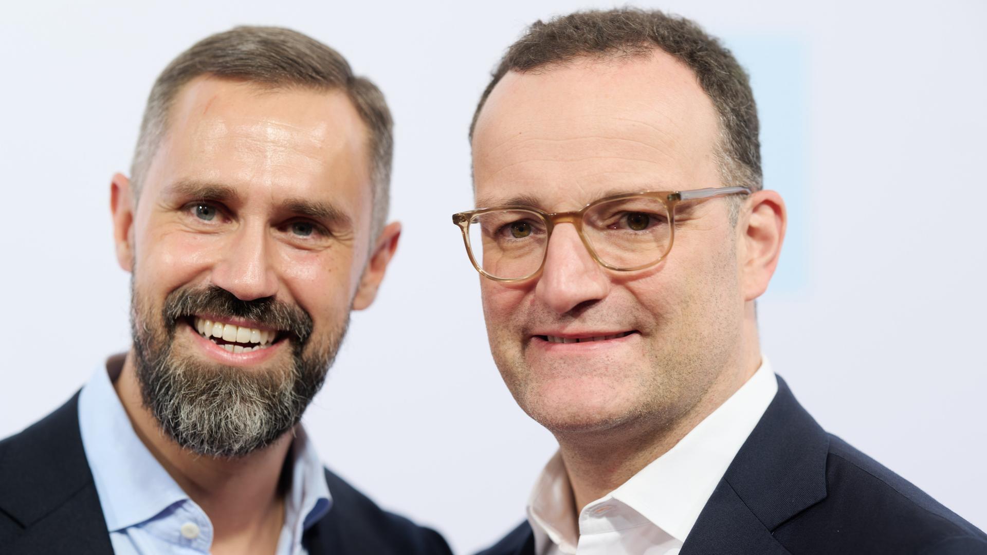 Daniel Funke (l), Lobbyist, und Jens Spahn (CDU), Mitglied im Bundestag, stehen während der Bertelsmann-Party 2026 auf dem Roten Teppich in der Bertelsmann Hauptstadtrepräsentanz.