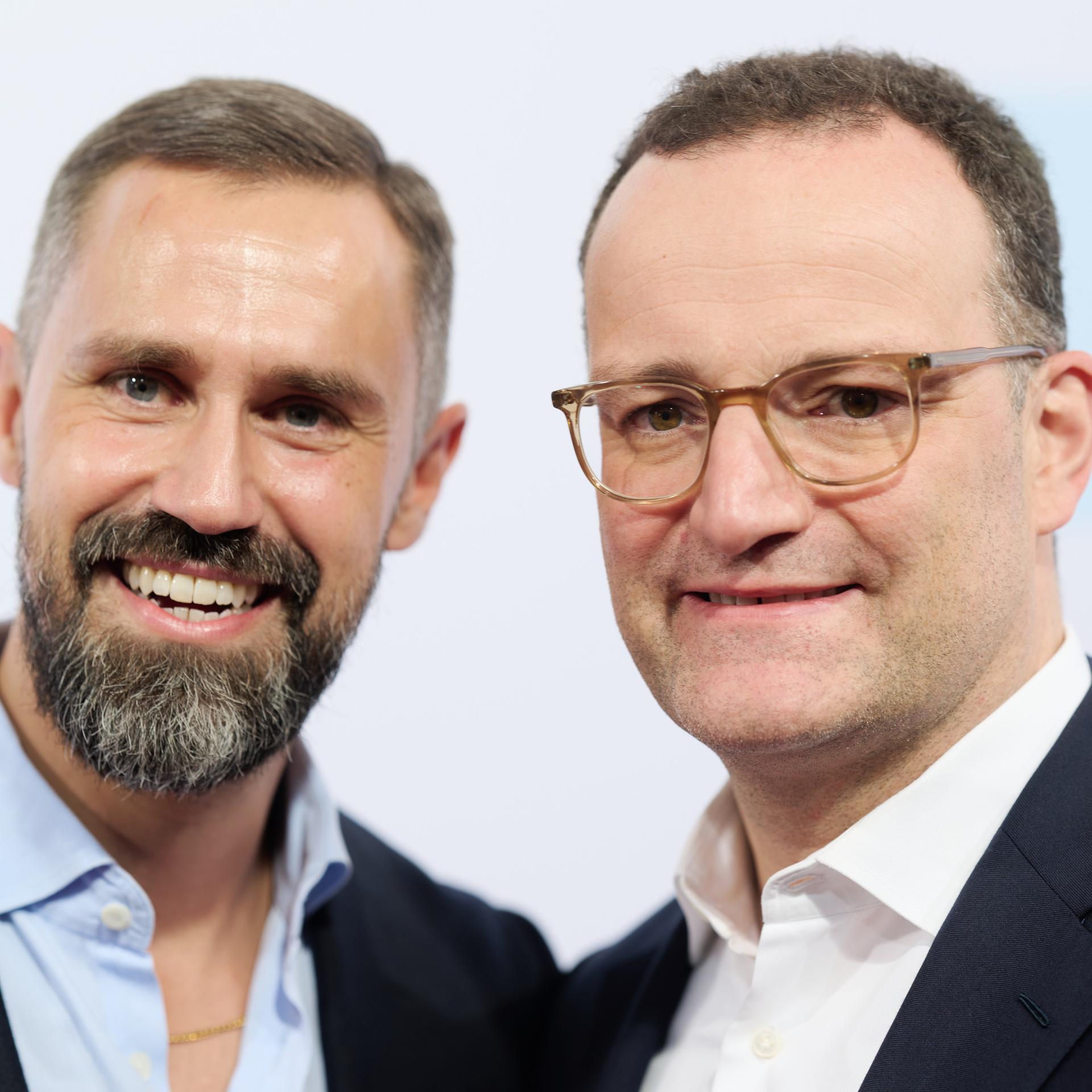 Daniel Funke (l), Lobbyist, und Jens Spahn (CDU), Mitglied im Bundestag, stehen während der Bertelsmann-Party 2026 auf dem Roten Teppich in der Bertelsmann Hauptstadtrepräsentanz.