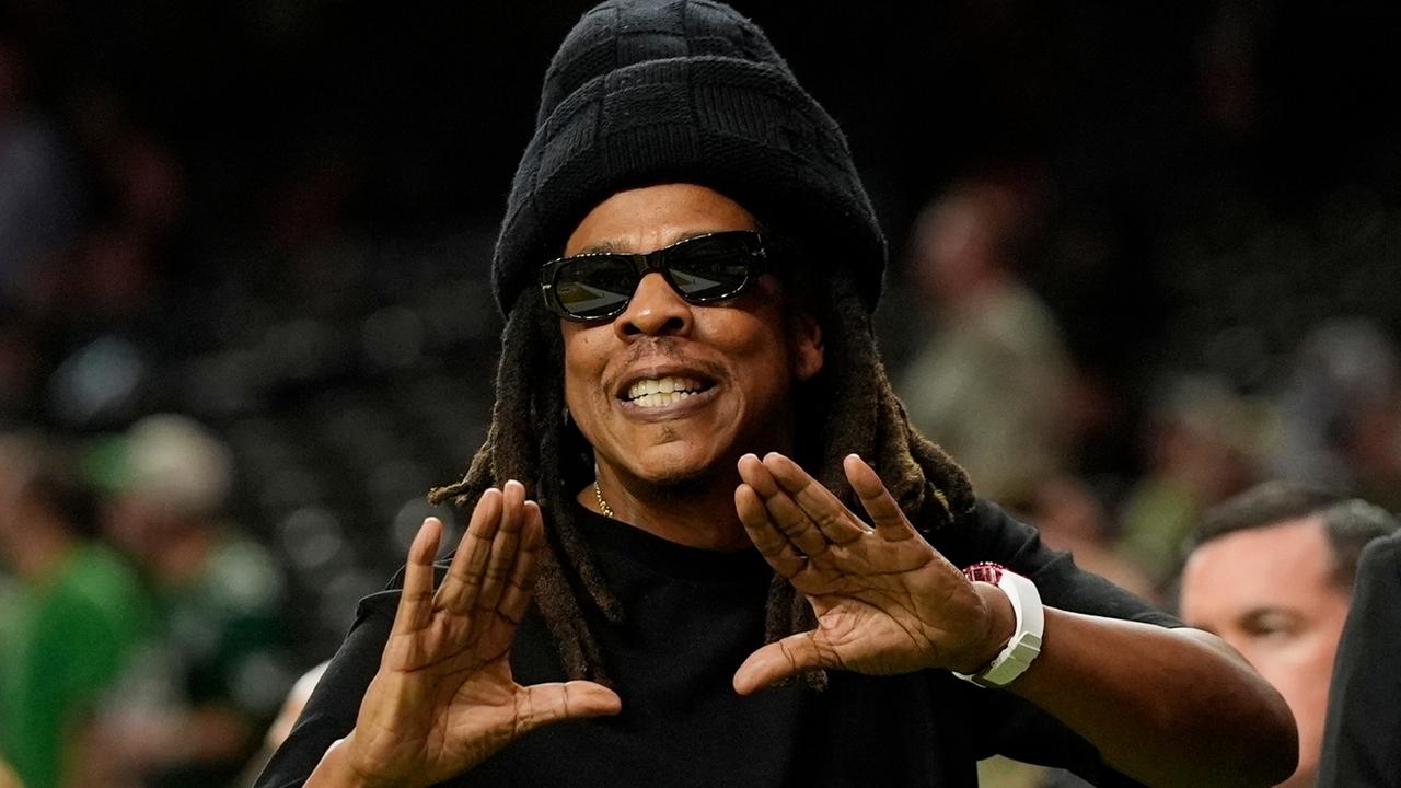 US-Rapper Jay-Z gestikuliert am Rande eines Spiels der American-Football-Liga NFL.