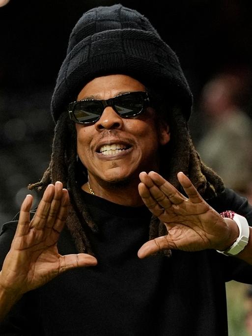 US-Rapper Jay-Z gestikuliert am Rande eines Spiels der American-Football-Liga NFL.
