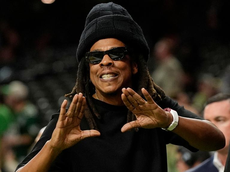 US-Rapper Jay-Z gestikuliert am Rande eines Spiels der American-Football-Liga NFL.