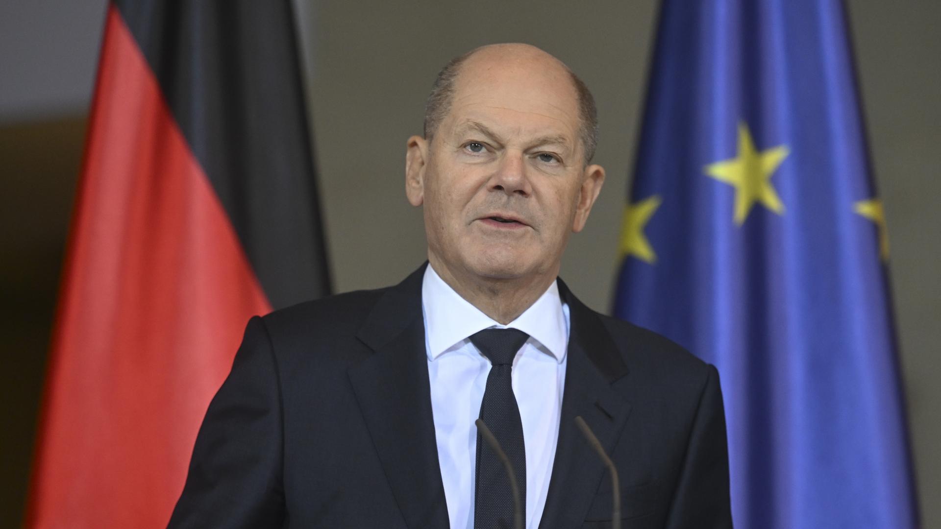Bundeskanzler Olaf Scholz vor der Europa-Fahne