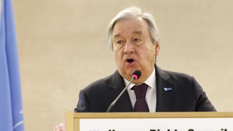 UNO-Generalsekretär Antonio Guterres spricht an einem Pult in ein Mikrofon