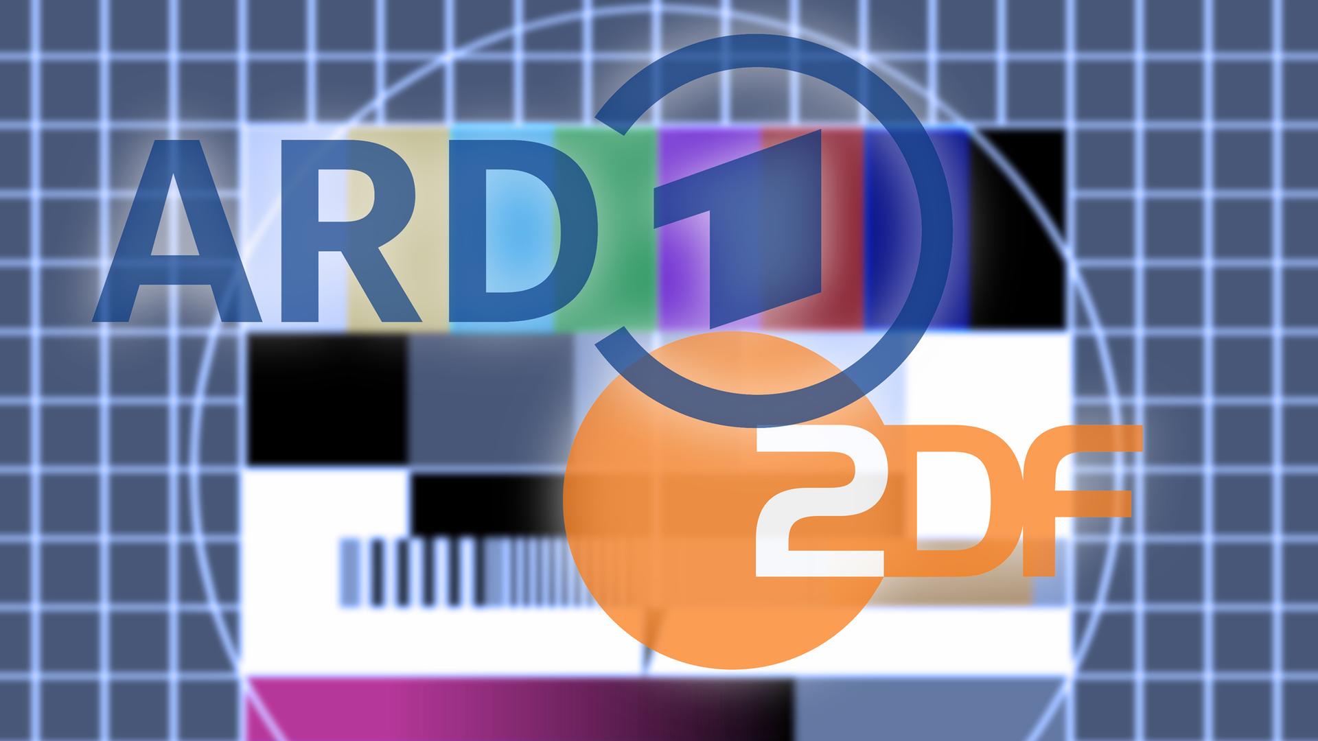 Logos der öffentlich rechtlichen Sendeanstalten ARD und ZDF auf einem Testbild.