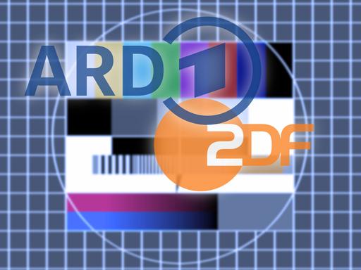 Logos der öffentlich rechtlichen Sendeanstalten ARD und ZDF auf einem Testbild.