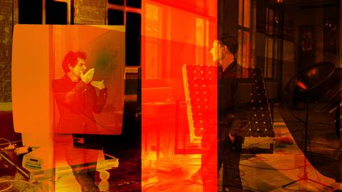 Mouse on Mars stehen vor ihren Werken im Lenbachhaus. Mouse on Mars stehen vor ihren Werken im Lenbachhaus.