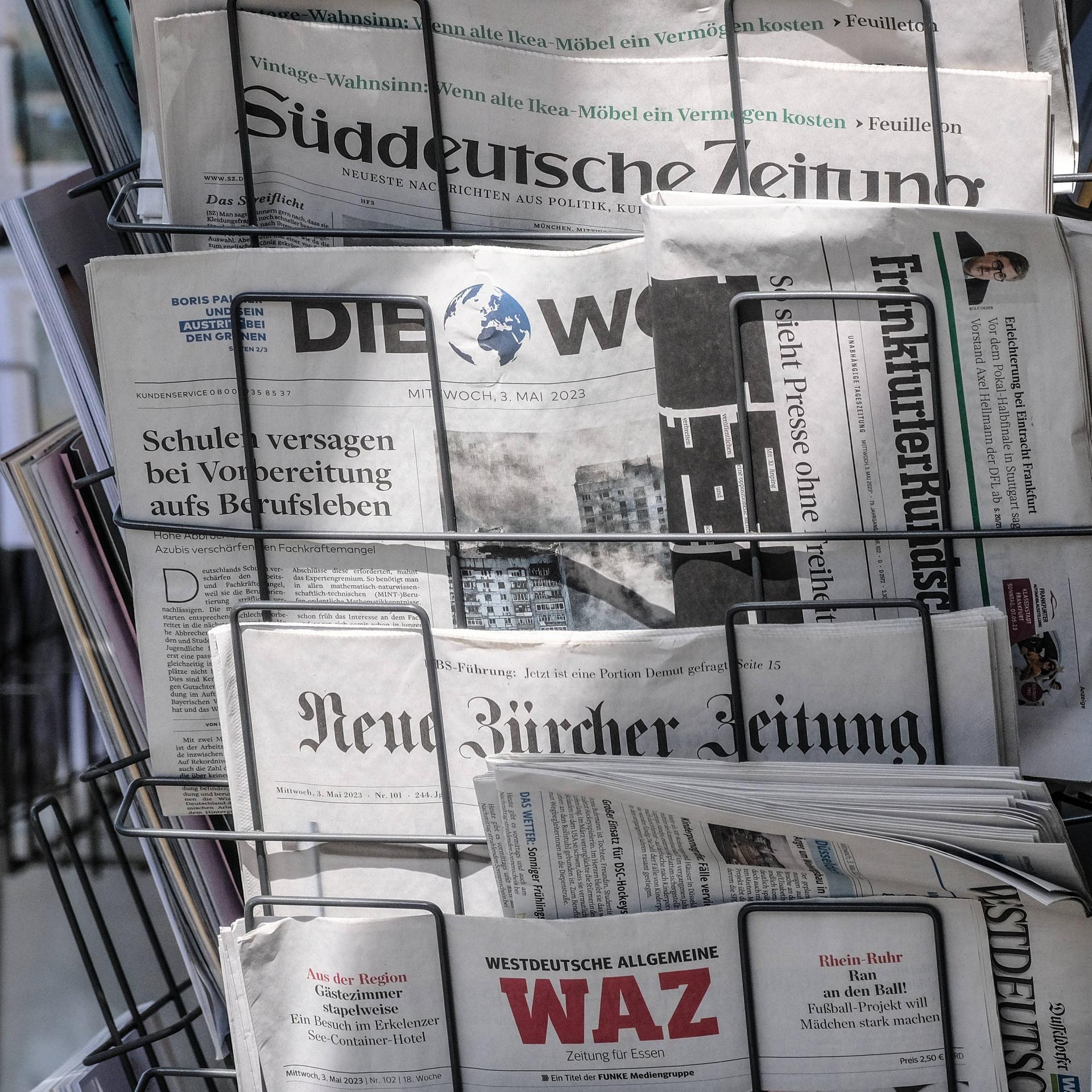Kioskauslage mit deutschsprachigen Zeitungen und Zeitschriften.