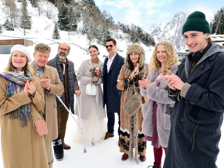 Im Filmstill aus "Der Spitzname" stehen die Protagonisten, eine weiße Mittelschichtsfamilie, in Winterkleidung in einer verschneiten Berglandschaft.