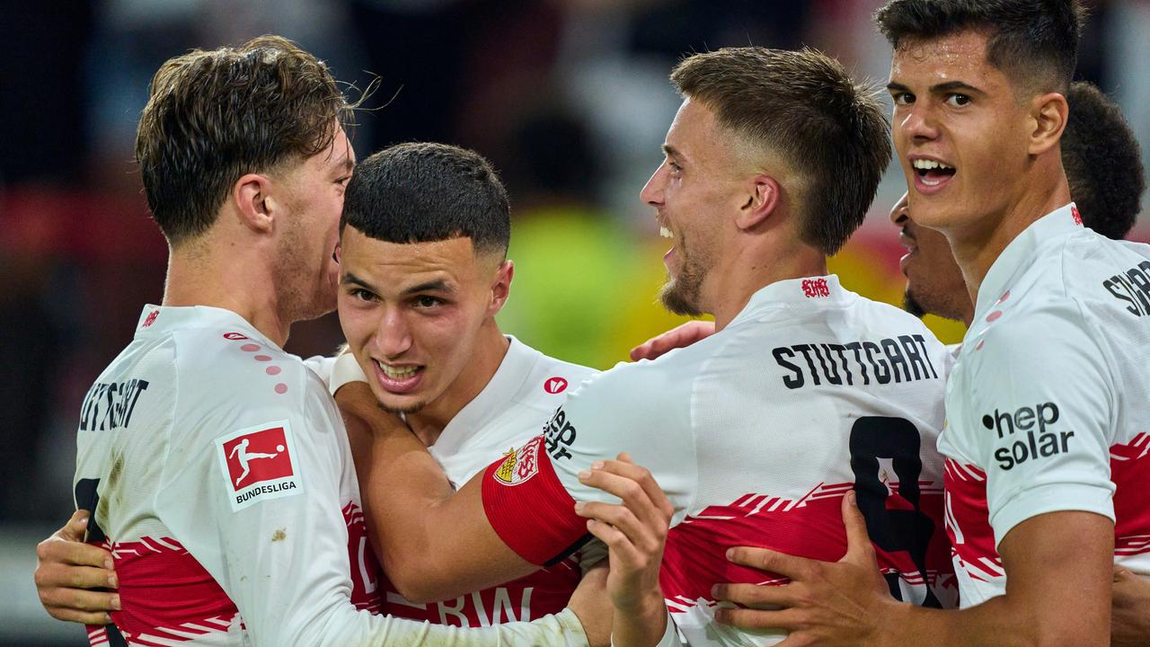 Spieler umarmen und gratulieren El Khannouss und freuen sich mit ihm auf dem Platz.