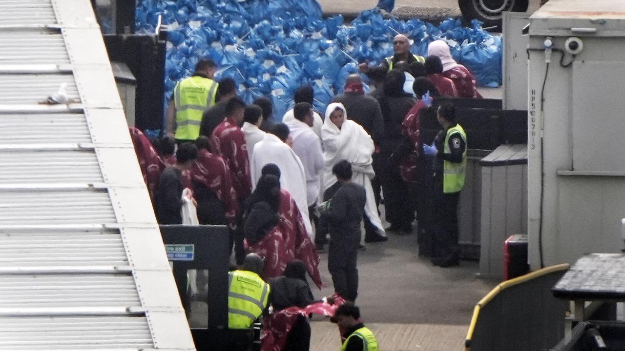 Migranten in Decken eingehüllt in Dover nach Fahrt über den Ärmelkanal Migranten in Decken eingehüllt in Dover nach Fahrt über den Ärmelkanal