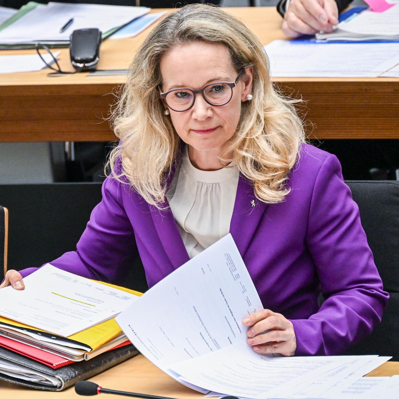 Die Berliner Kultursenatorin Sarah Wedl-Wilson sitzt an einem Tisch. Vor ihr liegen Aktenordner.
