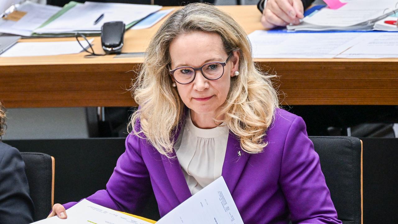 Die Berliner Kultursenatorin Sarah Wedl-Wilson sitzt an einem Tisch. Vor ihr liegen Aktenordner.