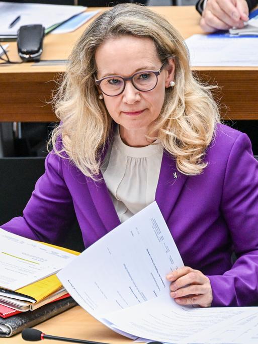 Die Berliner Kultursenatorin Sarah Wedl-Wilson sitzt an einem Tisch. Vor ihr liegen Aktenordner.