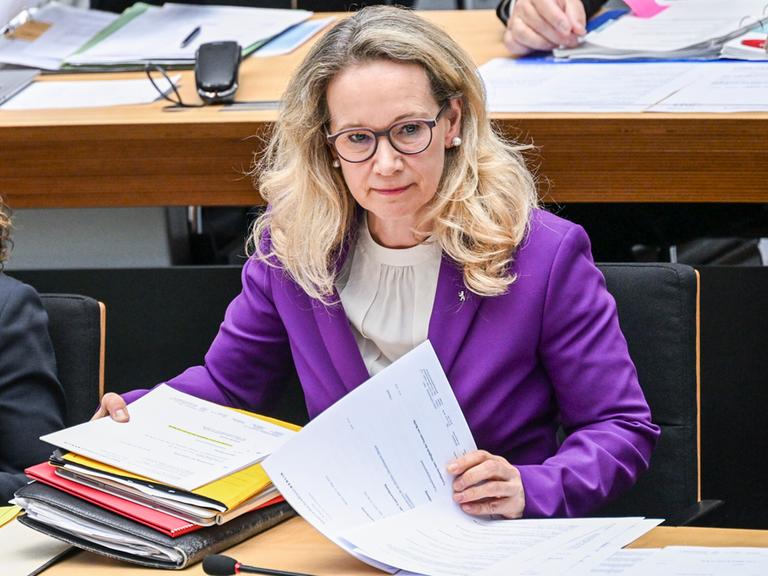 Die Berliner Kultursenatorin Sarah Wedl-Wilson sitzt an einem Tisch. Vor ihr liegen Aktenordner.