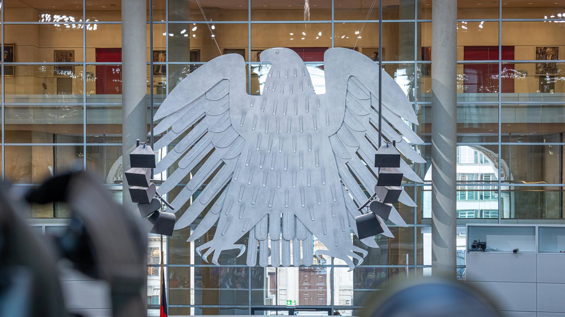 Blick auf den Bundesadler im Plenarsaal im Deutschen Bundestag.