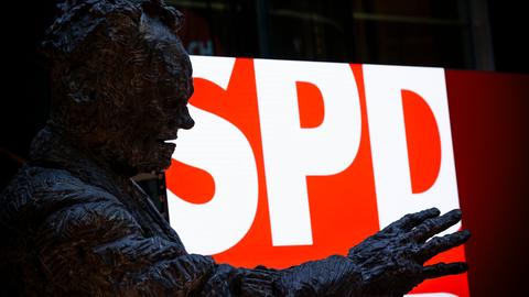 Eine Statue von Willy Brandt steht im Willy-Brandt-Haus vor einem Screen mit dem Schriftzug der SPD in der SPD-Parteizentrale in Berlin