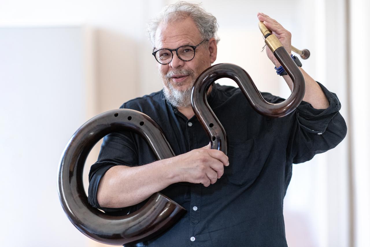 Jazzmusiker Michel Godard mit dem Serpent