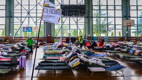 Halle mit Feldbetten für Geflüchtete in Hrubieszow, Polen 