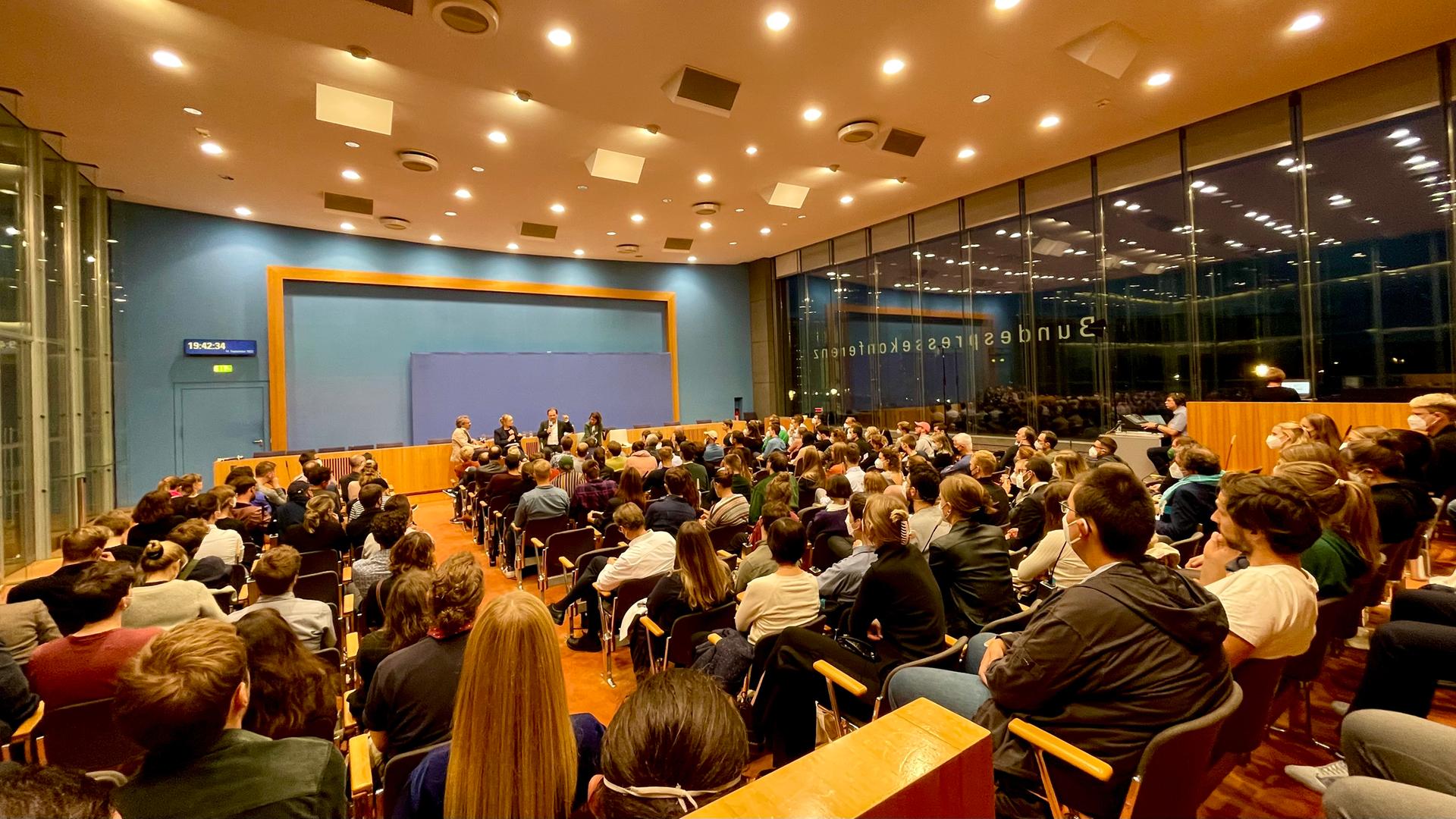 Hörerinnen und Hörer des Deutschlandfunk Politikpodcasts lauschen der Aufzeichnung im Saal der Bundespressekonferenz Hörerinnen und Hörer des Deutschlandfunk Politikpodcasts lauschen der Aufzeichnung im Saal der Bundespressekonferenz