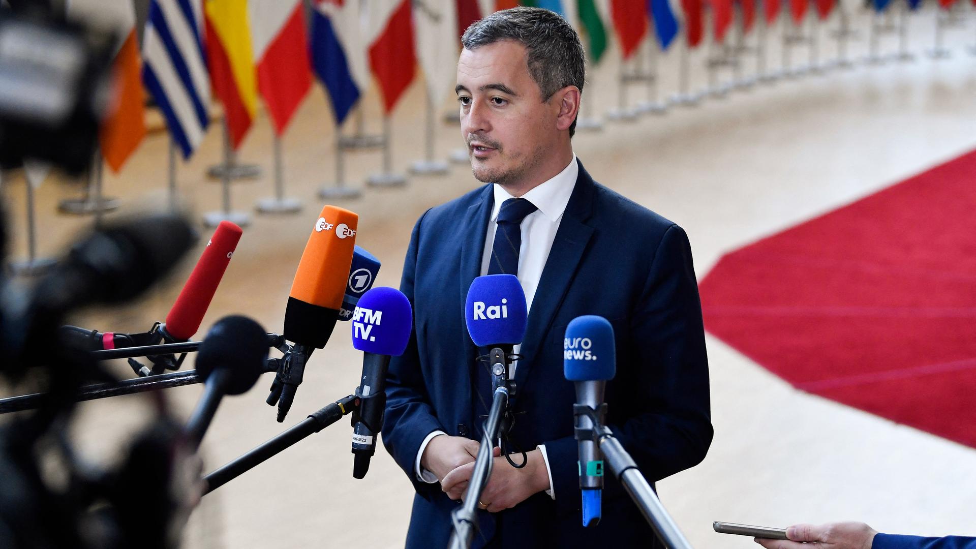 Das Foto zeigt den französischen Innenminister Gerald Darmanin. Er steht vor zahlreichen Mikrofonen. Das Foto zeigt den französischen Innenminister Gerald Darmanin. Er steht vor zahlreichen Mikrofonen.