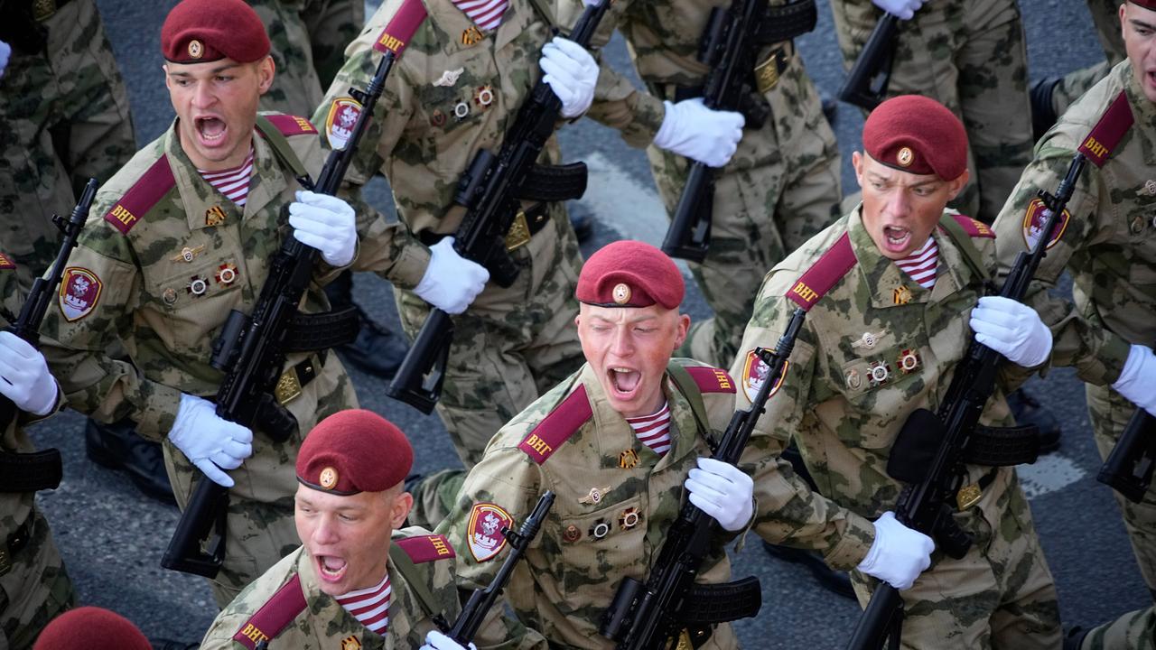 Russische Soldaten marschieren Richtung Roter Platz, um an der Siegesparade zum Ende des 2. Weltkrieges in Moskau teilzunehmen.