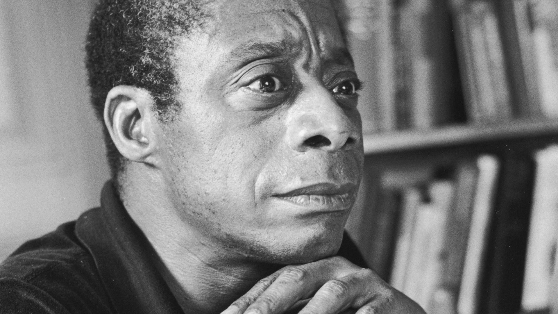 Porträt von James Baldwin in nachdenklicher Pose