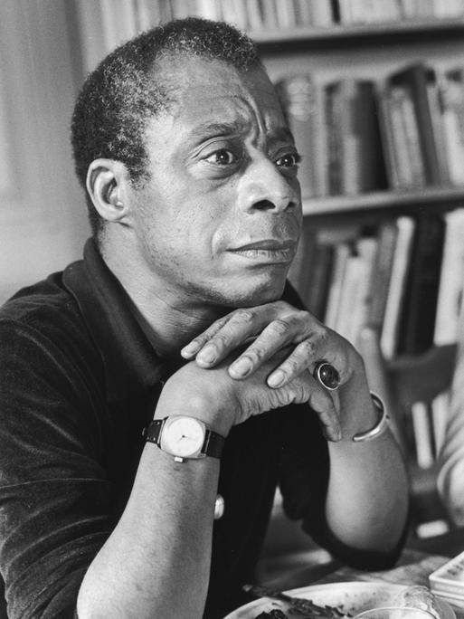 Porträt von James Baldwin in nachdenklicher Pose