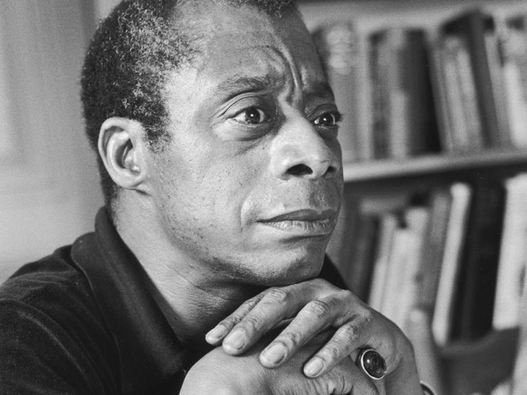 Porträt von James Baldwin in nachdenklicher Pose