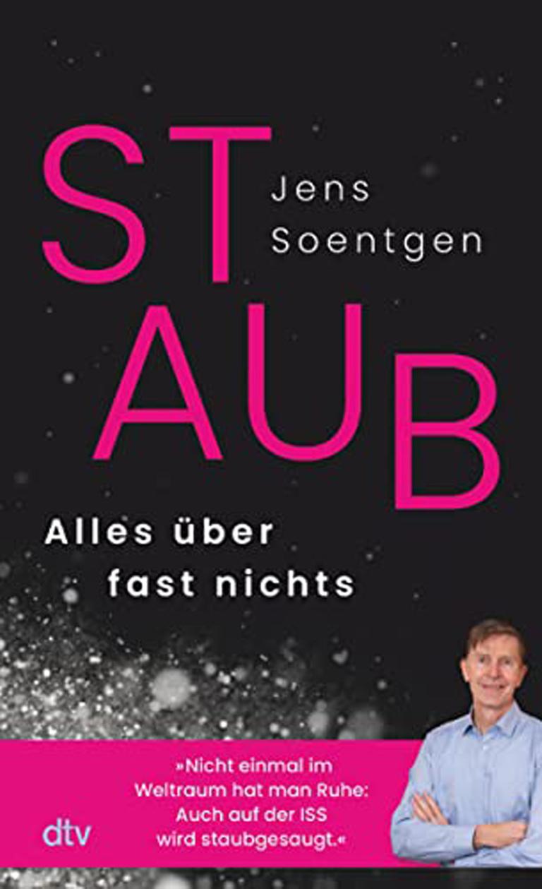 Das Cover des Buches von Jens Soentgen "Staub. Alles über fast nichts". Es zeigt die mikroskopisch vergrößerte Aufnahme von Staub vor einem schwarzen Hintergrund, unten ist der Autor eingeblendet.